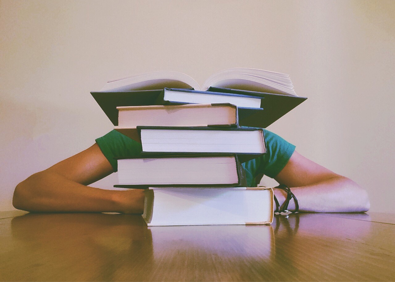 Leggere protegge la mente: le virtù della lettura sul cervello