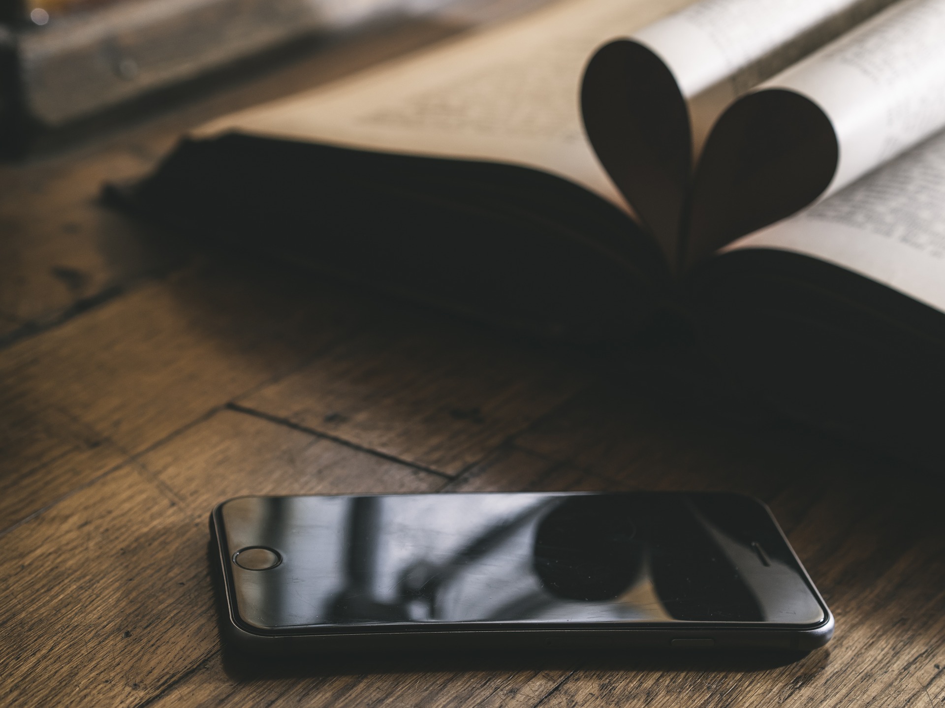 Relazioni 2.0: amore romantico e amore digitale