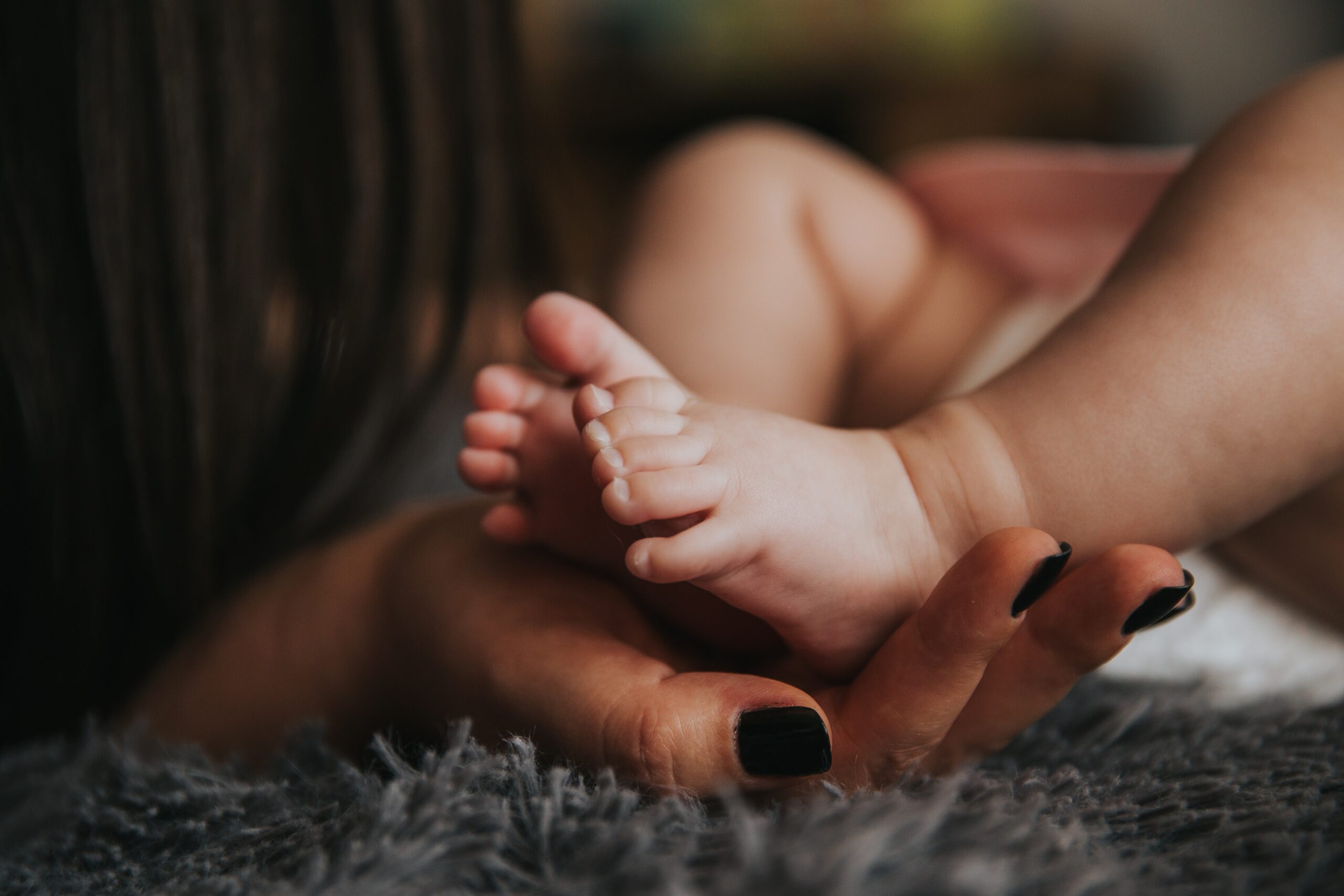 Babywearing, i benefici di essere “cuore a cuore”