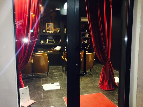 Libraria vista da fuori alla sua inaugurazione