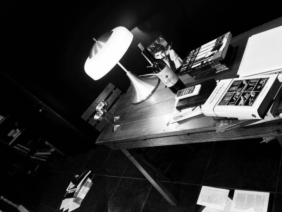 Tavolo Libraria con foto di Franco Quadri, da Panta