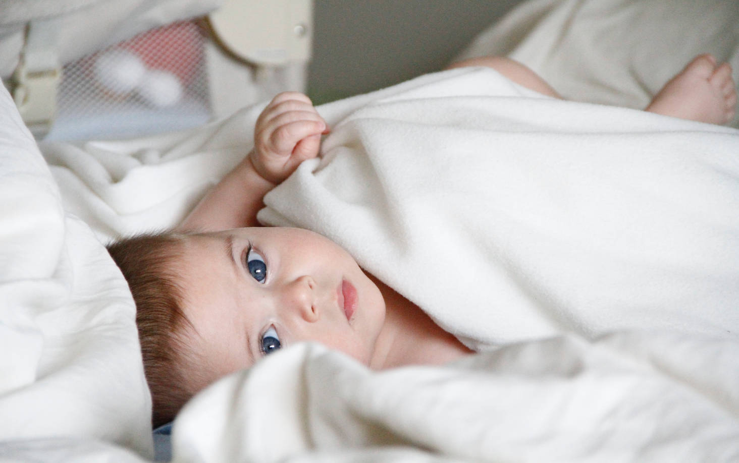 Co-sleeping: vantaggi e svantaggi del dormire coi figli