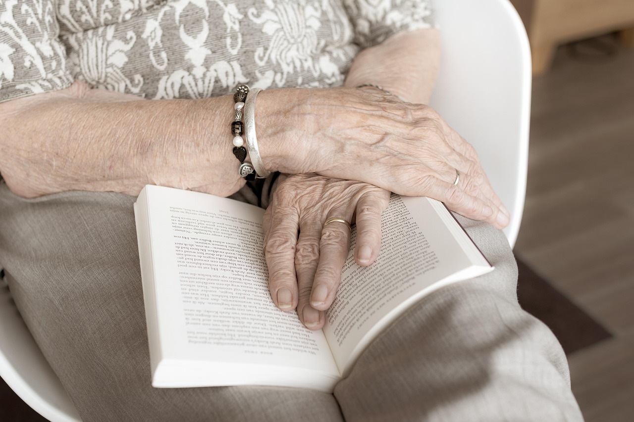 Biblioterapia e Alzheimer: la lettura come stimolazione cognitiva